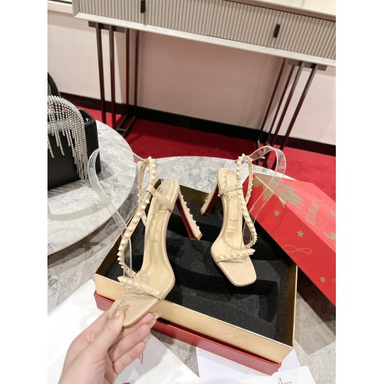 On November 17, 2024, P350 Banana Heels (Sandals) showcased a bold style with the craftsmanship of Christian Lubtan and the sandal Rosa Condorapik. 100mm high heels, square end model with elegant neckline. The design is made of beige Nappa leather Leche, 