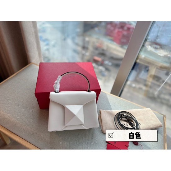 2023.11.10 210 box size: 19 * 15cm Valentino new product! Who can refuse soft fufu white bags, spring and summer small dresses with various flowers~It's completely okay~