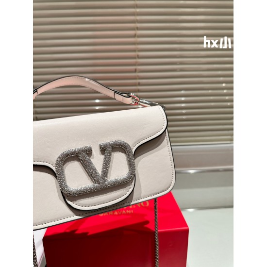 2023.11.10 Drill P175 with box ⚠️ The size of the new Valentino product is 20cm, and the upper body effect is stunning. It is high-end yet not rigid, and the beauty is all in it. When attending parties and other events, it is important to choose Shiny Shi