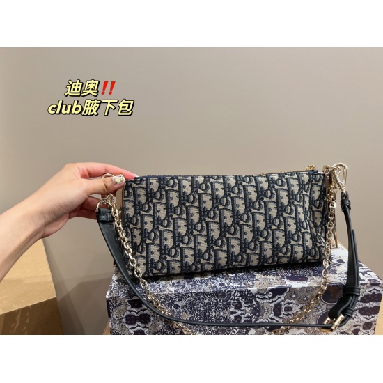 2023.10.07 P190 folding box ⚠ The size of the 28.13 Dior Dior club underarm bag has added a new bag shape, with a retro flavor. The small metal pleats on both sides are very eye-catching, vintage and timeless, classic and beautiful
