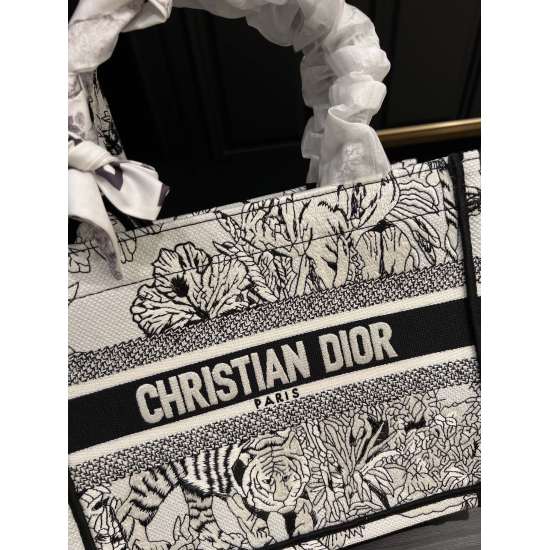 2023.10.07 Medium P310 box ⚠️ Size 36.28 Small P250 with box ⚠️ Size 26.21 Dior Embroidered Tote Bag ✅ The classic atmosphere in the top original classic without losing personality, easy to handle with any combination, is a must-have item for every cute g