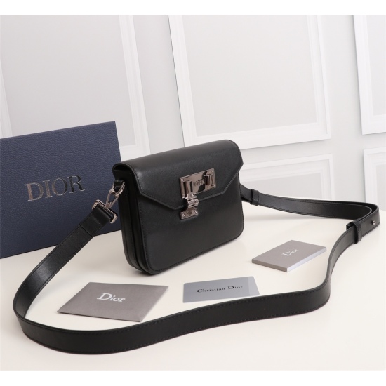 20231126 630 This messenger bag is classic and elegant, showcasing personal charm. Crafted with beige and black Oblique printed fabric. The design is tough and adorned with a black smooth cowhide flip, paired with a metal clad brass buckle closure. The in