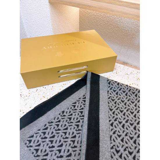 2023.11.17 High end cashmere scarf P135 gift box packaging. The Burberry classic scarf is truly authentic! This scarf is suitable for spring, autumn, and winter! It looks great as a shawl! Brighten the skin tone! The upper body effect has a very powerful 