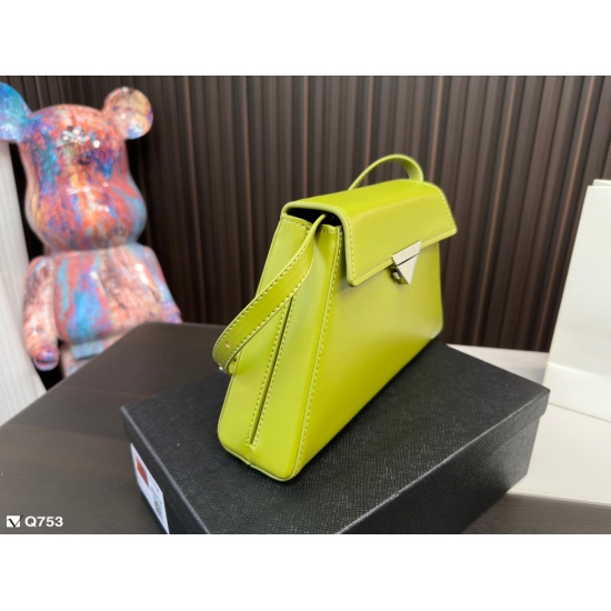 2023.11.06 195 comes with a gift box packaging. The Prada FW 23 new runway model has a very versatile upper body, and the most important thing is the age reducing version. The leather used by many celebrities is relatively delicate and soft, with a very c