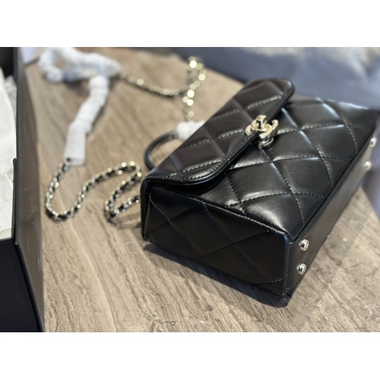 240 box size: 19 * 13cm Xiaoxiangjia milk box bag is really cute, with light gold chain fasteners paired with low-key and casual, small but able to hold things!
