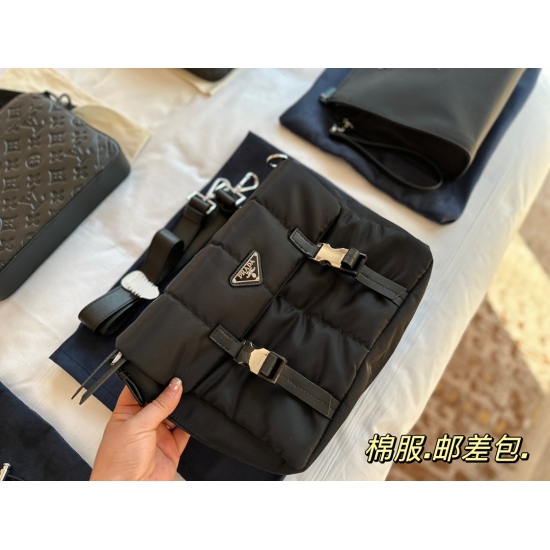 2023.11.06 220 box size: 27 * 21cm ‼️‼ Recommend PRADA cotton uniform and messenger bag for both men and women! Fashionable, lightweight, durable, waterproof, and able to fit... There are many advantages! Combining beauty and practicality!