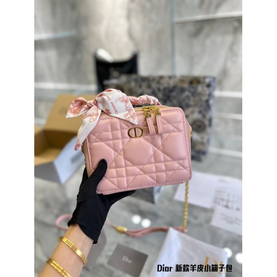 On October 7, 2023, the P270 pure leather Dior Caro camera bag had an extremely high appearance value. Finally, I arrived at the Dior Tengge camera bag, which had a square shape and a luxurious appearance. I also came with a small laptop to carry the cute