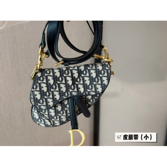 2023.10.07 230 box (leather shoulder strap) size: 18 * 15cm (small) upgraded version shipped ✅ D Family Old Flower Saddle Bag with Deep Blue Cowhide Long Shoulder Strap Search Dior