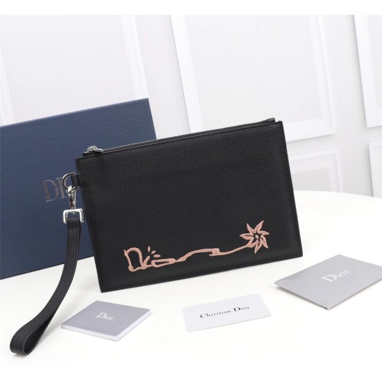 20231126 450 This A5 handbag is an elegant and minimalist accessory. Exclusive co branded series from Dior and CACTUS JACK. Crafted with black grain leather and embellished with the CACTUS JACK DIOR logo embroidery to enhance style. There is a patch pocke