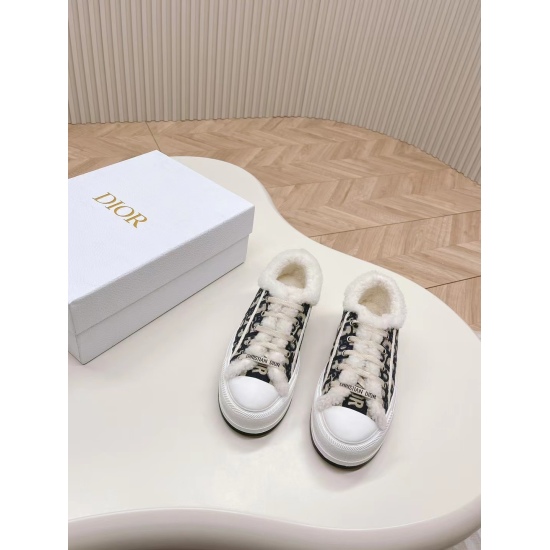 2024.01.05 310 Winter is here~Plush Dior sneakers can be worn. Dior 2024 early spring new classic thick soled embroidered sports shoes, integrated with leather and fur lining, both beautiful and warm, nice and great height increasing effect. The original 