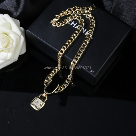 On July 23, 2023, Xiaoxiang Chanel Lock Necklace Counter was launched simultaneously with the Double C Lock Bone Chain, crafted with precision craftsmanship and consistent brass material in the original version