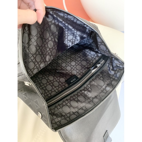 Dior backpack counter has the highest version available for genuine sales. The top layer is made of cowhide. Dior's latest saddle backpack in 2023 has dimensions of 32 * 45 * 16cm. The actual photo is the same as the product. Welcome to compare all the qu