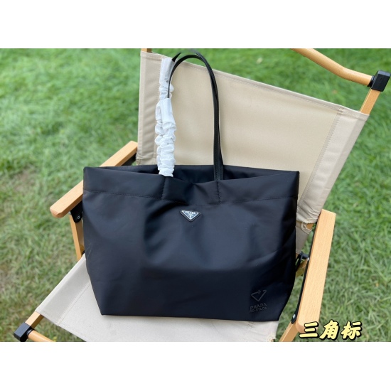 2023.11.06 160 No Box (Triangle) size: Bottom width 40 * height 30cm Prad Tote bag (shopping bag:) is made of specialized nylon fabric! Lightweight! Comfortable! Extremely practical! Another timeless shopping bag: