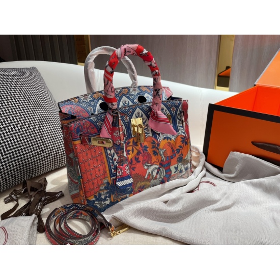 On October 29, 2023, the P500 cowhide folding box Hermes multi-element graffiti platinum bag is a super good-looking platinum bag that is a must-have for many celebrities and internet bloggers. Pink, tender, and fairy women's color will not go out of styl