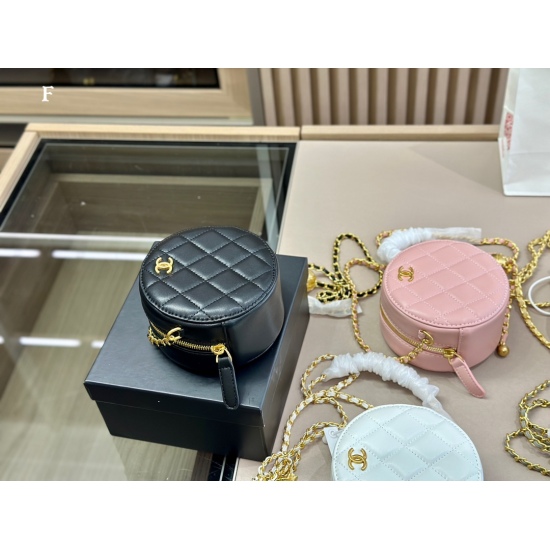 On October 13, 2023, the 180 box Chanel mini round cake bag is perfect for this season's retro atmosphere and instantly fills up. Size: 12.12cm