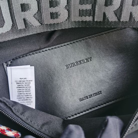 2024.03.09p500 Original Burberry Burberry latest waist bag draws inspiration from the 90s street style, decorated with Vintage vintage plaid and embellished with luxurious leather details. Can be worn with a shoulder strap or tied around the waist. Size: 