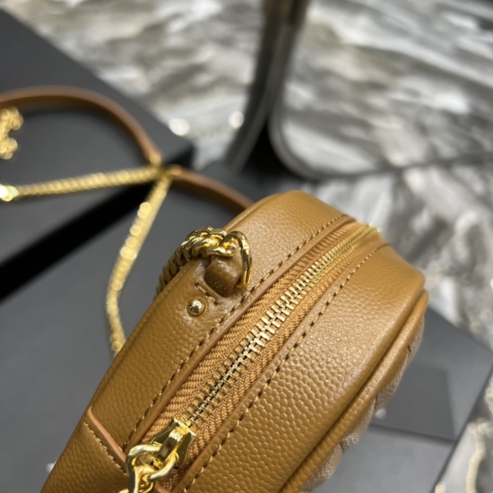 20231128 batch: 580 caramel gold buckle_ Top imported cowhide camera bag, ZP open mold printing, to be exactly the same! Very exquisite! Paired with fashionable tassel pendants! Full leather inside and outside, with card slots inside the bag! Very practic
