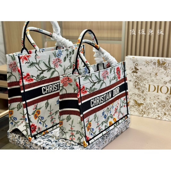 On October 7, 2023, 320 310 comes with a box of Dior original fabric jacquard Dior book tote. This year's favorite shopping bag tote, which I have used the most times, is the Dior. Due to its huge capacity, everything is placed inside, and the concave sha