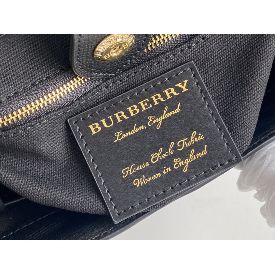 On March 9, 2024, P760 (original quality) is a popular Burberry classic tote bag with a small size, no need to introduce it. As we all know, it is the preferred choice for B family and can be driven by anyone of any age! The upper body effect is amazing! 
