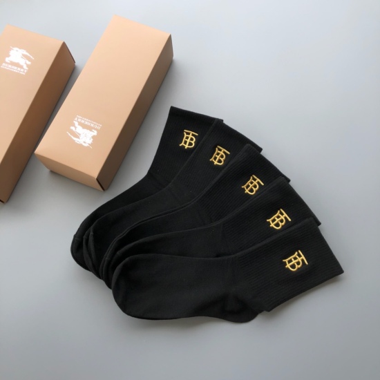 2024.01.22 Burberry's new classic mid length pile up socks! A box of five pairs, synchronized stockings and socks at the counter, a must-have for trendsetters and a great match for big brands on the street.