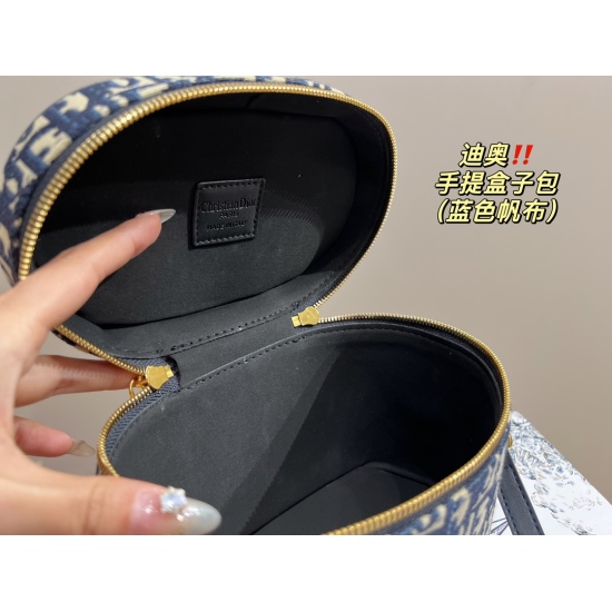2023.10.07 P215 folding box ⚠️ Size 19.15 Dior Handheld Makeup Bag is one of the must-have items for trendy and versatile fashion influencers