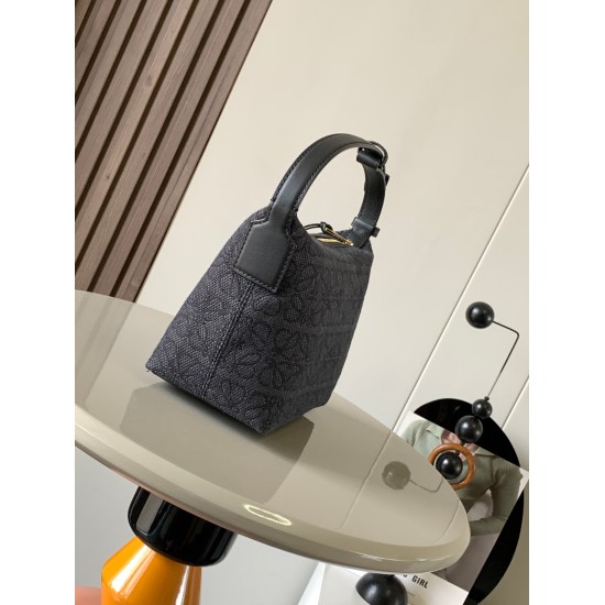 20240325 P670 Anagram Jacquard Cloth and Cow Leather Cubi Handbag Small Bench Bag~Cubi Lunch Box Bag The joy of this season is from Cubi! L0ewe's latest popular underarm bag, Cubi embroidered design, exudes a sense of sophistication. Any outfit with a pla