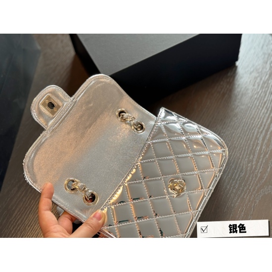 245 box size: 20 * 14cm, Xiaoxiangjia 24C patent leather, this is really beautiful! The color is just right, not too flashy, not too flamboyant, it's very easy to dress up! ⚠️ And there are also little stars ⭐ Oh!