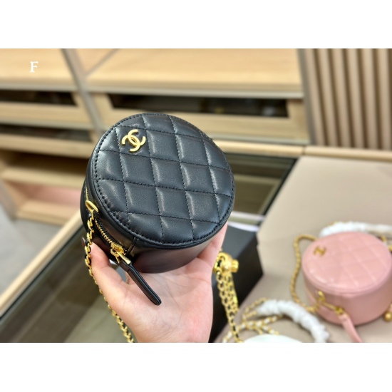 On October 13, 2023, the 180 box Chanel mini round cake bag is perfect for this season's retro atmosphere and instantly fills up. Size: 12.12cm