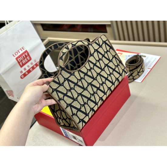 2023.11.10 195 box size: 23.16cm Valentino new product! Who can refuse Bling Bling bags, small dresses with various flowers in spring and summer~It's completely fine~