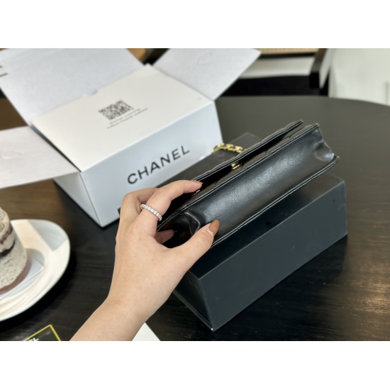 On October 13, 2023, 200 comes with a folding box size of 19 * 12cm. The quality of the Chanel Classic Wealth Bag Woc is very good! The bag has a slot and a hidden bag! Very practical!