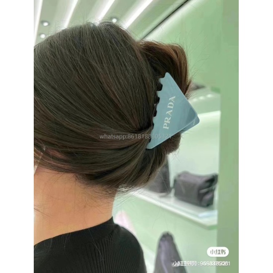2023.07.23 RADA Prada hair clip, a popular new product, is exquisite, durable and gorgeous. The overall details are very surprising, elegant and fashionable, highlighting the French elegance