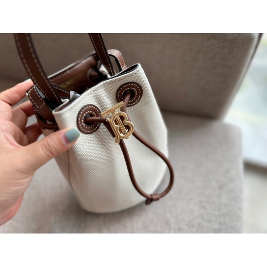 2023.11.17 220 box size: 16 * 18cmBur | Knocking cute bucket bag~Cream white canvas paired with chocolate shoulder strap color and gold buckle too OK