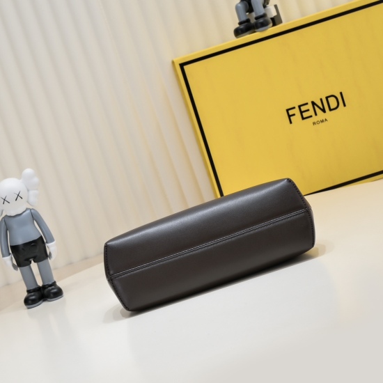 2024/03/07 800, Fendi ❤️ The first series features the letter F as its design highlight and adopts a diagonal frame contour. The appearance design is also unique and innovative, with an asymmetric bag shape that is fashionable and sharp. It can not only b