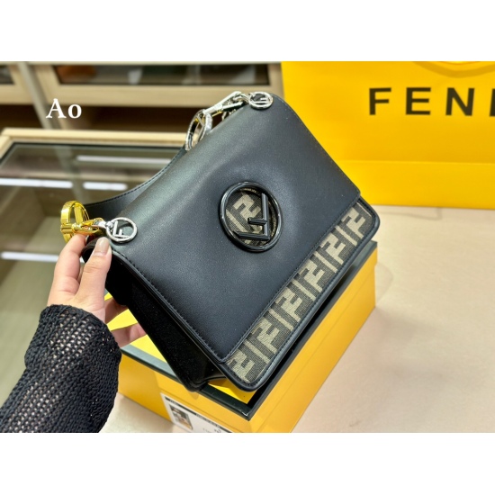 On October 26, 2023, the size of the 220 box is 25 * 18cm. Fendi KAN u is a new product launched by Fendi this year. With it, you can easily match it and instantly stand out.