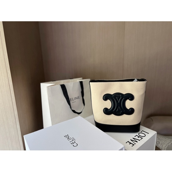 2023.10.30 225 Gift Box Size: 22 * 24cm Celine Bucket Water Bucket Bag The entire bag is simple and tidy, beautiful, lightweight, and practical to fit