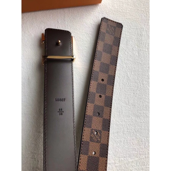 2023.12.14 Brand: LV/Louis Vuitton Size: 40mm Authentic Size Hardware Material: Premium pure steel buckle, vacuum electroplating, Authentic open plate with body Material: Natural calf leather paired with Louis Vuitton's unique design elements LV Pyramid F