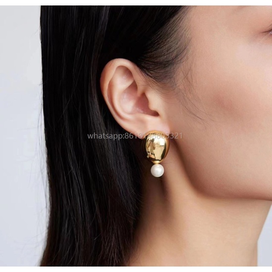 July 23, 2023 ❤️ BV's new pearl earrings have a unique design and personality that completely subverts your impression of traditional earrings, making them charming and eye-catching