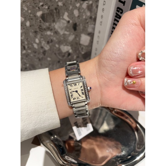 The French Tank series launched by Cartier in 1996, featuring a case and strap integrated design, has become the ultimate development of Cartier clock design. The serrated strap joints of its metal strap vividly depict the feeling of tank tracks, making t