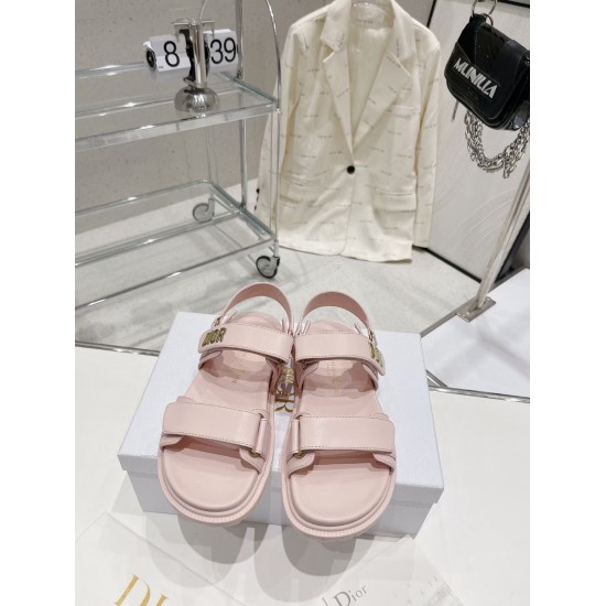 2023.07.07 DIOR2021 Latest Sandals This hybrid sheepskin DiorAct sandal style is fashionable. Paired with an insole that conforms to the foot shape, it is made of exceptionally lightweight and comfortable leather. The shoe upper strap is opened and closed
