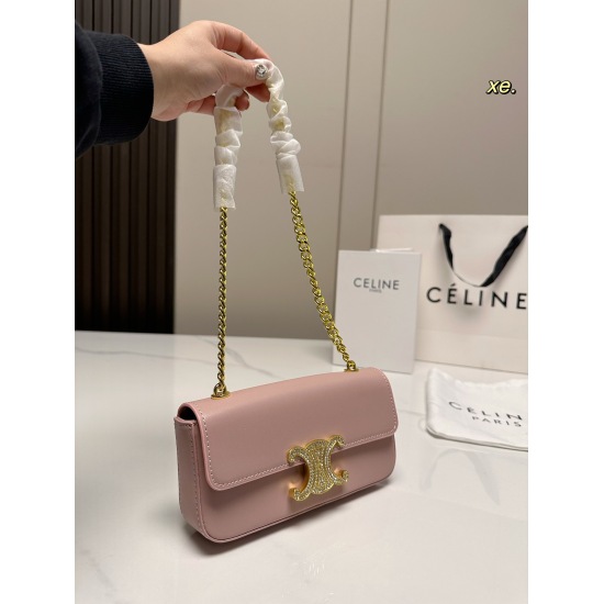 2023.10.30 P160 (Folding Box) size: 2010 Celine Celine 2023 Water Diamond Lock Chain Design and Gold Chain for Underarm Water Diamond Buckle ⛓️ Echoing each other, with a retro feel, fashionable and high-end! The casual and lazy temperament has reached it