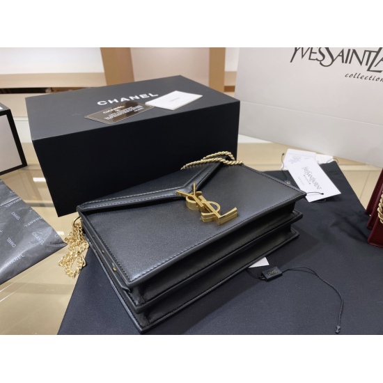 2023.10.18 P200 Counter Gift Box YSL Cassandra Saint Laurent Envelope Bag ✉ The classic logo of Ouyang Nana is cleverly integrated with the rotating buttons, resulting in an extremely luxurious and exquisite upper body effect! It can easily pair with high