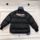 20240402 100/5- Jumping price 98 silhouette shoulder loose down cotton patchwork jacket. The classic wave logo pattern is made of imported waterproof technology fabric provided by customers. The surface of this fabric is glossy and textured, with a partic