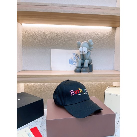 P160 on November 17, 2023. The new Burberry baseball cap is completely customized in shape. Different from the market version, the size and texture of the circles are all restored. The hardware adjustment buckle is customized with a logo label. Customized