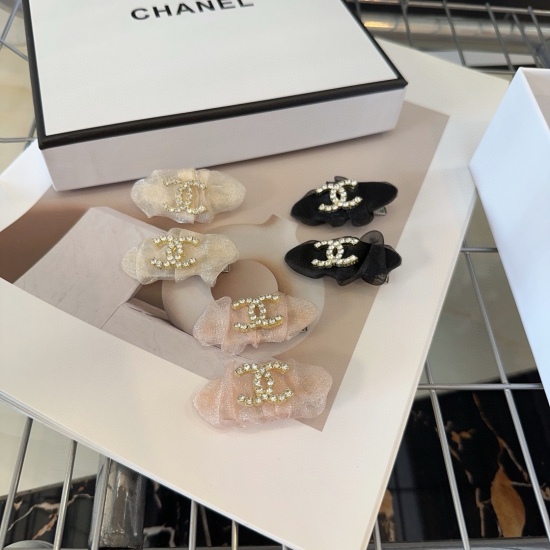 20240413 P 55 comes with a packaging box (pair) Chanel's latest popular small fragrance style with a banger clip on the edge, a stunning one! A must-have for little fairies