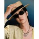 20240413 P85 CHANEL Chanel Wang Yibo, also known as the popular Chanel Lailai, has a frame that leans towards the cat's eye shape. The upward curve enhances the temperament, making it very friendly for high cheekbone eyebrows! At the same time, it is also