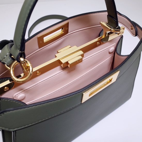 2024/03/07 1450 [FENDI Fendi] New Iconic Peekaboo I See U Horizontal Design Handbag, made of imported leather material, adorned with classic twist locks on both sides, soft pink Nappa leather lining, two compartments separated by hard partitions, equipped