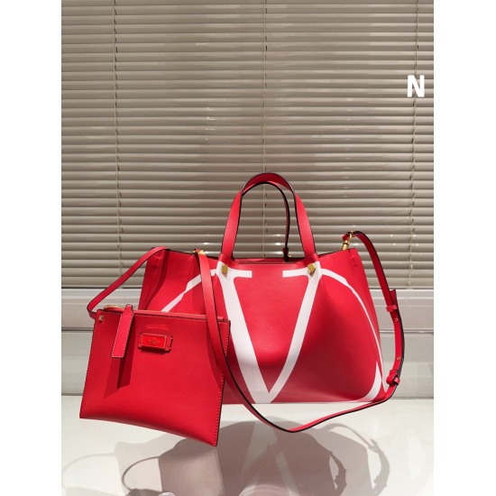 On November 10, 2023, the P225 Boxless Valentino Valentino counter is a hot and playful item with a super personality. Whoever carries it will look good and cannot hide its foreign charm. The exquisite wiring and color matching are very distinctive and ve