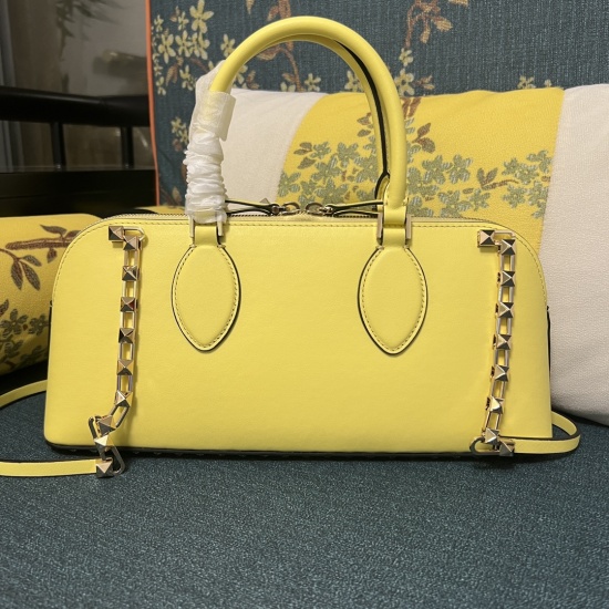 20240316 Original Order 960 Extra 1080 Model: 2075L (large) GARAVANI ROCKSTUD E/W calf leather handbag with rivet decoration and portable chain design. Thanks to the handle and stretchable shoulder strap design, this bag can be held by hand, and can be ea