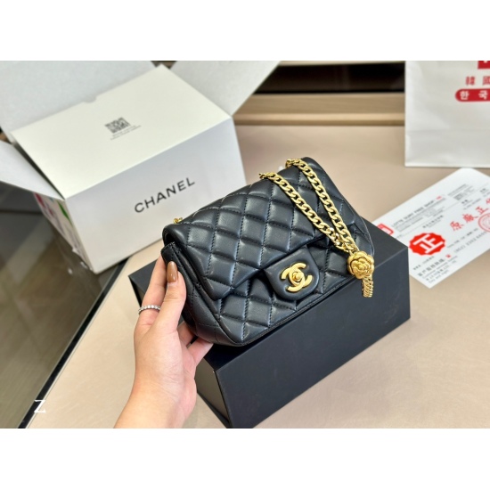 On October 13, 2023, 230 comes with a folding box and an airplane box size of 17.13cm. The upgraded version of Fangpanzi is shipped with Chanel sheepskin camellia, which feels soft and sticky to the touch