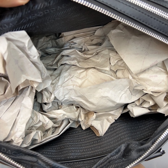 2023.11.06 P205 Prada Triangle Travel Bag Airport Bag Handbag Nylon Fabric Leisure Versatile Made of Exquisite Inlay Craftsmanship, Classic Versatile Photo Original Factory Fabric Delivery Small Ticket Dust Bag 50 x 27 cm.